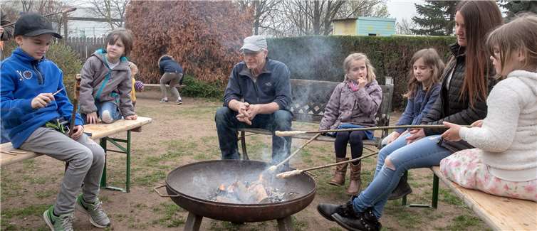 Stockbrotbacken war ein Renner beim Tag der offenen Tür der Integrative Waldorfkindertagesstätte „Sonnentor“ in Heimerzheim. Foto: JOST