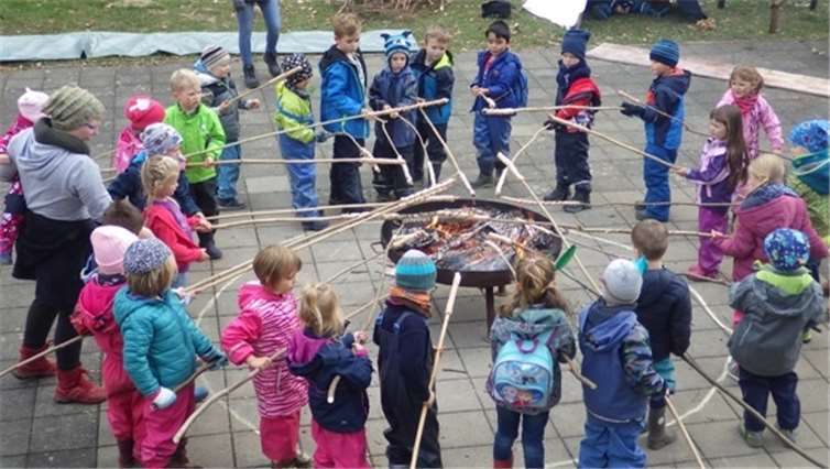 Stockbrotrösten zum Abschluss des Indianer-Projekts.Privat