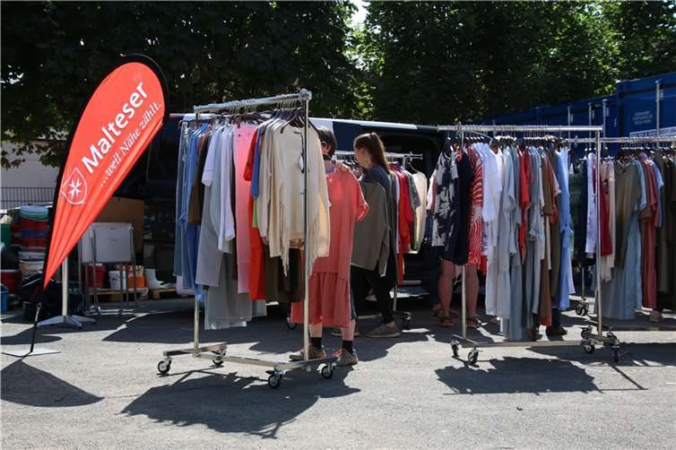 Stöbern im Freiluft-Geschäft.