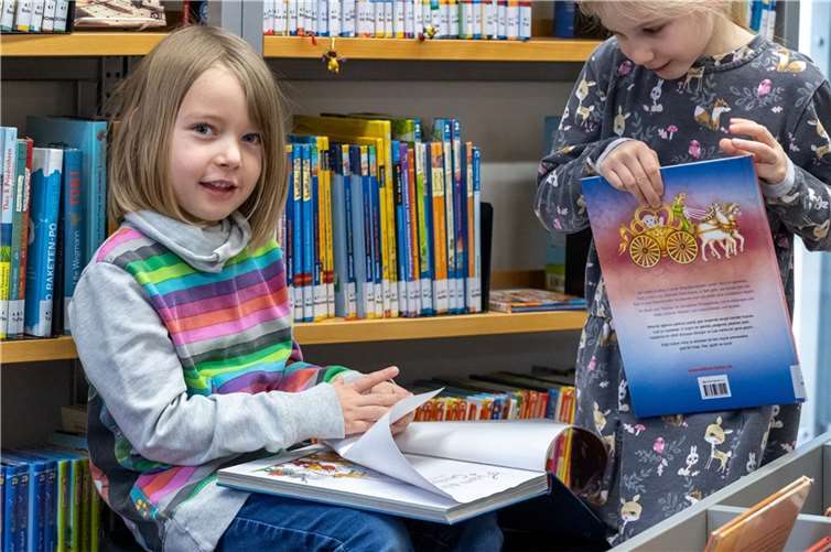 Stöbern in Büchern gehört auch zum Besuch in der Stadtbücherei Selters.