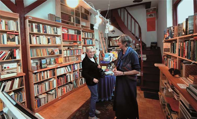 Stöbern, schmökern, günstig Bücher kaufen, das „Kleine Antiquariat Jona“ hat einen ganz eigenen Charme. Rechts: Frau Doris Jonas.