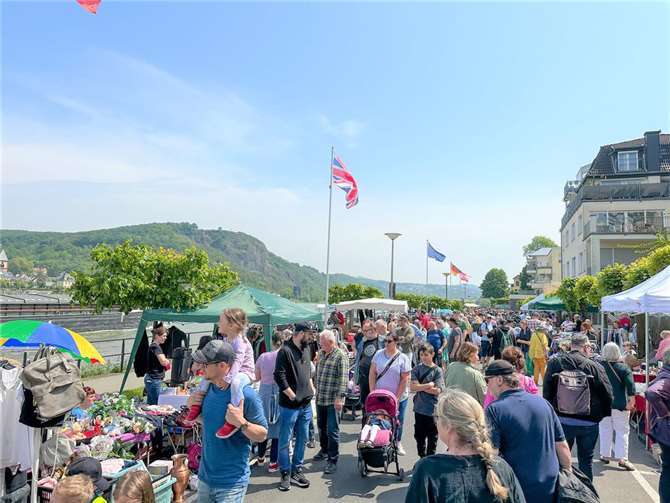 Stöbern und Feilschen vor malerischer Kulisse.  Foto: Marc Bors