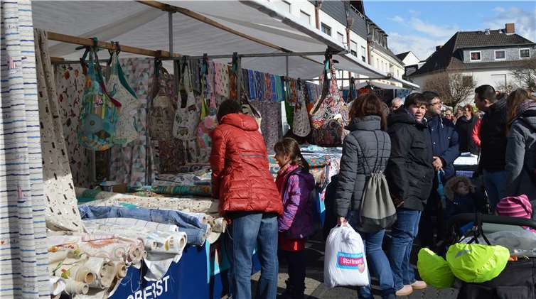 Stoffe in Hülle und Fülle lockten das Publikum.Fotos: AB