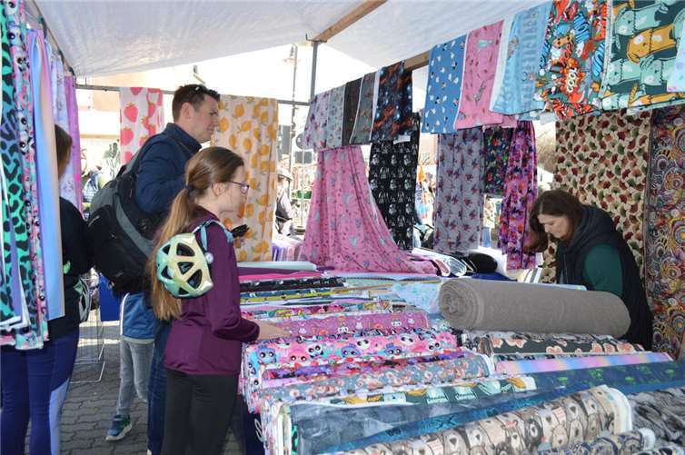 Stoffe in unterschiedlichen Farben und Mustern gab es in Hülle und Fülle.