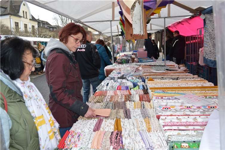 Stoffe verschiedenster Art wurden präsentiert.