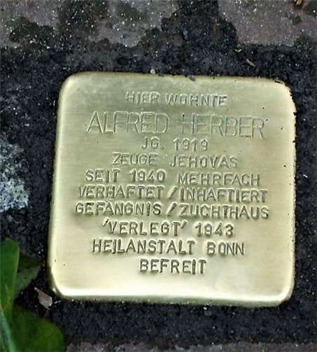 Stolpersteine erinnern an verfolgte Zeugen Jehovas Stolperstein für Alfred Herber.