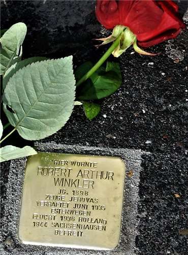 Stolpersteine erinnern an verfolgte Zeugen Jehovas Stolperstein für Robert Arthur Winkler.