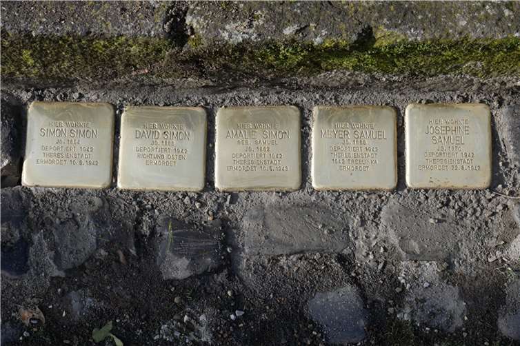 Stolpersteine, mit Messing verkleidete Pflastersteine, werden vor dem Haus verlegt, das Opfer des Nationalsozialismus als letzten Wohnsitz frei gewählt hatten. Name und Geburtsjahr, Datum der Verhaftung, der Deportation und der Ermordung oder der gelungenen Flucht werden eingeprägt.