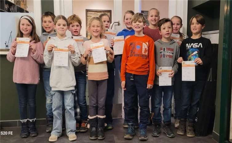 Stolz: Die geehrten Nachwuchsathlet*innen  Foto: Janine Fahrenbruch