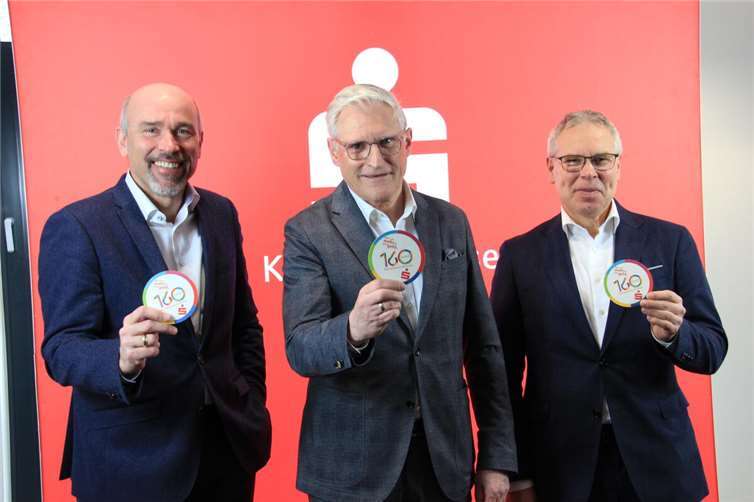 Stolz auf 160 Jahre Kreissparkasse Ahrweiler: (von links) Guido Mombauer, Dieter Zimmermann und Achim Gemein.  Foto: GS