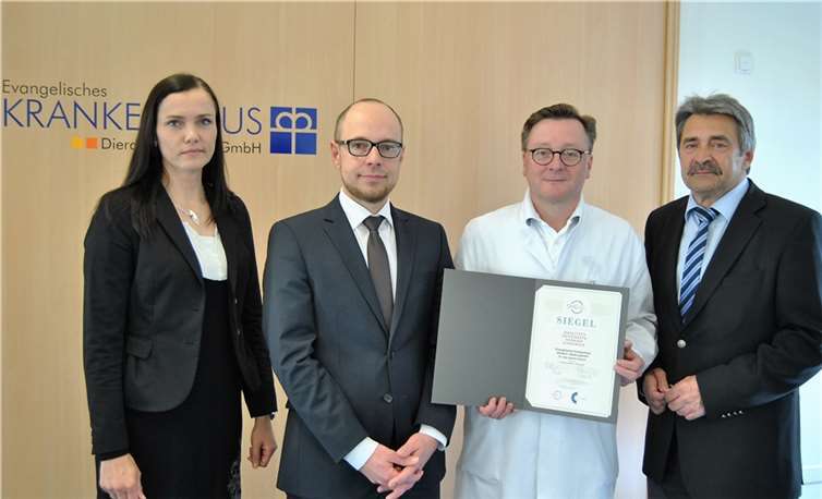 Stolz auf das Erreichte: von links: Anett Sandkuhl (Verwaltungsleiterin), Thomas Schulz (Geschäftsführer), Dr. Barthel Kratsch (Chefarzt Allgemein- und Visceralchirurgie), Dr. Reinhold Ostwald (Ärztlicher Direktor). privat