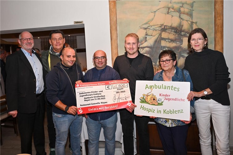 Stolz auf das Spendenergebnis des 1. Stehbachstrassen-Festes sind (von links nach rechts): Dr Michael Maasberg, Burkhard Hau, Ricardo Amico, Alfio Amico, Matthias Herkenrath, Waltraud Hillen und Ina Rohlandt (beide Hospizverein Koblenz).Foto: Peter Seydel