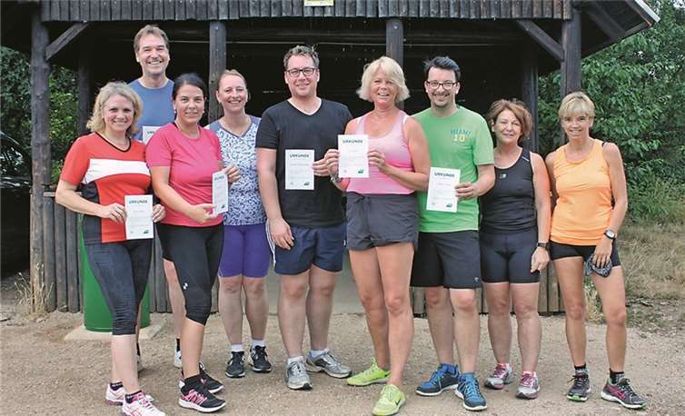 Stolz auf das erreichte Ziel: die Laufeinsteigergruppe mit ihren Betreuern.privat