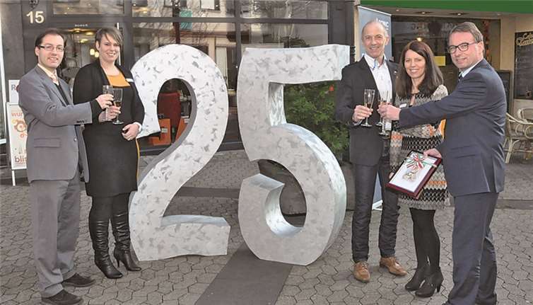 Stolz auf den Erfolg: (v.r.) OB Wolfgang Treis, das Ehepaar Reinnarth und ihr Team. BS