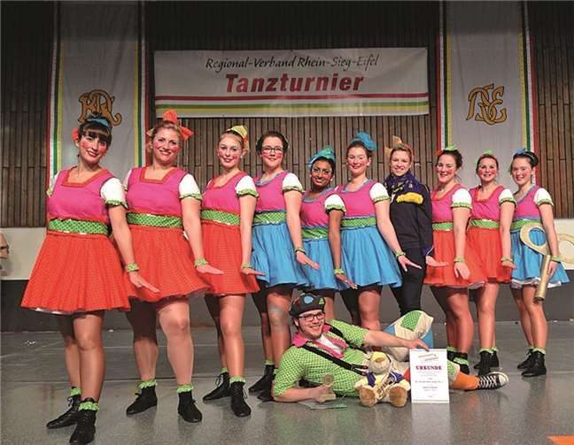 Stolz auf den wohlverdienten ersten Platz werden Urkunde und Pokal präsentiert.