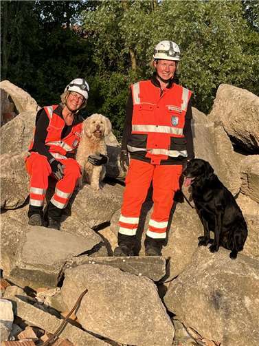 Stolz auf die bestandene Prüfung (v.l.): Heike Böttcher mit Lucy und Christina Becker mit Kimi.
