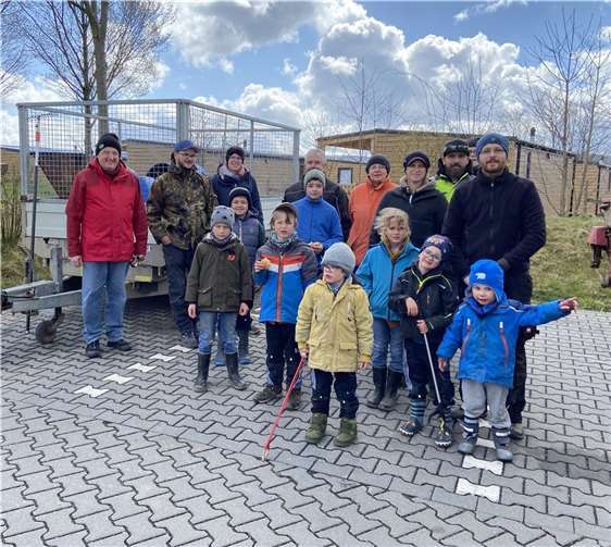 Stolz auf eine gelungene Aktion zur Bewahrung der Natur: Ein Großteil der Ramersbacher UnterstützerInnen beim Dreck-Weg Tag. Fotos: privat