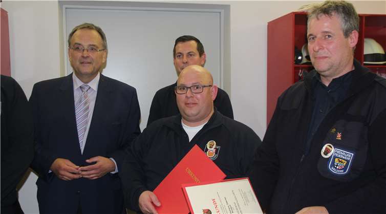 Stolz auf ihr „Silbernes Feuerwehr-Ehrenzeichen“ zum 25-jährigen Dienstjubiläum sind hier bei der Übergabe der Nadeln und Urkunden Andreas Dünchel und Sascha Cremer (beide FFw Waldorf).