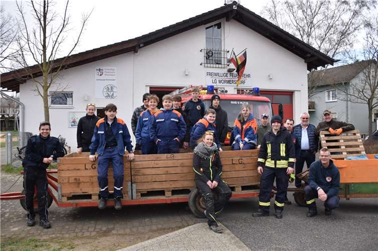 Stolz auf ihre Leistung: Seit 40 Jahren sammelt die Jugendfeuerwehr Wormersdorf bei ihrer Umweltaktion wilden Müll. Foto: Feuerwehr Rheinbach.