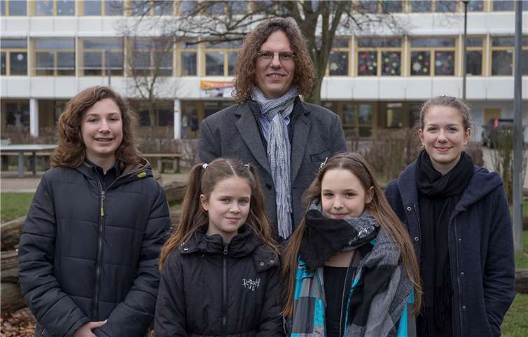 Stolz auf ihre Leistung können die erfolgreichen Teilnehmer im Fach Blockflöte nebst ihrem Lehrer Torsten Greis sein.Pressestelle der Kreisverwaltung