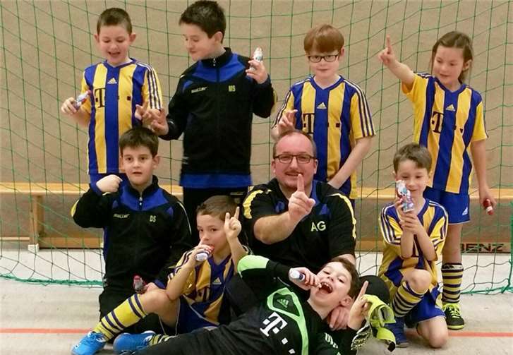 Stolz auf ihre Leistung und belohnt mit einem Nikolaus: Die F1-Jugend des JSG Dernau. privat