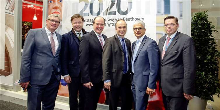 Stolz auf ihre Region (von links): Sebastian Schuster, Landrat des Rhein-Sieg-Kreises, Malte Boecker (Beethoven-Haus Bonn), Udo Schäfer, Geschäftsführer der Tourismus und Congress GmbH Region Bonn/Rhein-Sieg/Ahrweiler, Michael Horn (Orchesterdirektor Beethoven-Orchester Bonn), Ashok Sridharan, Oberbürgermeister der Bundesstadt Bonn, und Ralf Birkner, Leiter Stabsstelle Beethoven 2020.
