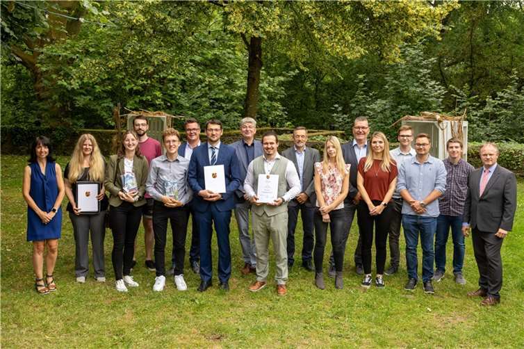 Stolz auf ihre abgeschlossenen Ausbildungen und dualen Studiengänge nahmen die die Absolventinnen und Absolventen die Gratulationen des Stadtvorstandes, der Ausbildungsleitung und des Personalrates entgegen.  Foto: Stadt Neuwied/Gerhard Wingender