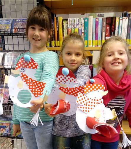 Stolz auf ihre „coolen“ Schneemänner (von links): Sophie, Anna und Lea zeigen ihre Arbeiten. privat
