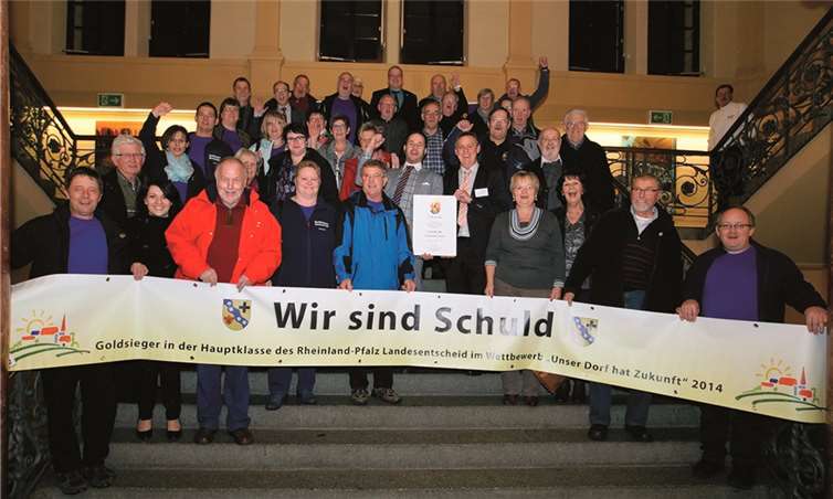 Stolz auf und glücklich über den Pokal und die Urkunde zeigten sich die Bürgerinnen und Bürger von Schuld.
