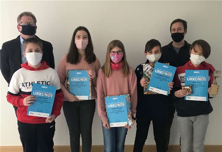 Stolz beglückwünscht Schulleiter Marcus Wald die Schüler der IGS Remagen und ihren Kunstlehrer Dr. Alexander Schneider. (v.l.n.r. Marcus Wald, Alexander Lanser, Alesa Bujupi, Larissa Schunk, Joel Krämer, Alexander Schneider, Max Chan). -Foto: Sandra Rosa