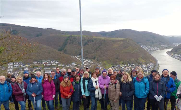 Stolz blickte der Fotograf des SV über eine große Teilnehmergruppe, hier zum Teil abgebildet, auf die tolle Aussicht beim "Vier Dörferblick".