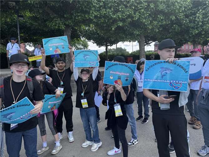 Stolz dabei: Die Teams der Katharina-Kasper-Schule beim Einmarsch zur Eröffnungsfeier der Special Olympics Landesspiele in Mainz. Fotos: Caritasverband Westerwald-Rhein-Lahn