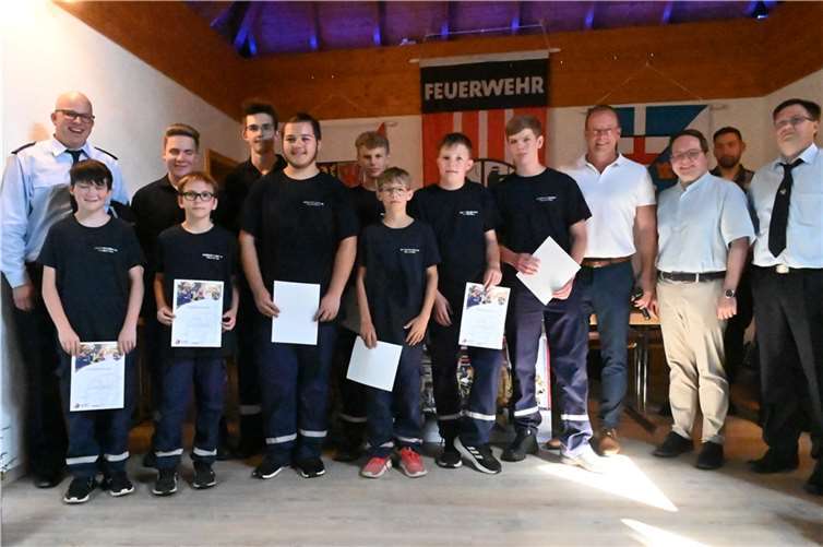Stolz dürfen die Volkesfelder auf ihre Jugendfeuerwehr sein, die von Thorsten Leich (links) geleitet wird. Fotos: SK