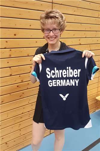 Stolz durfte Sandra Schreiber ihr EM-Outfit präsentieren. privat