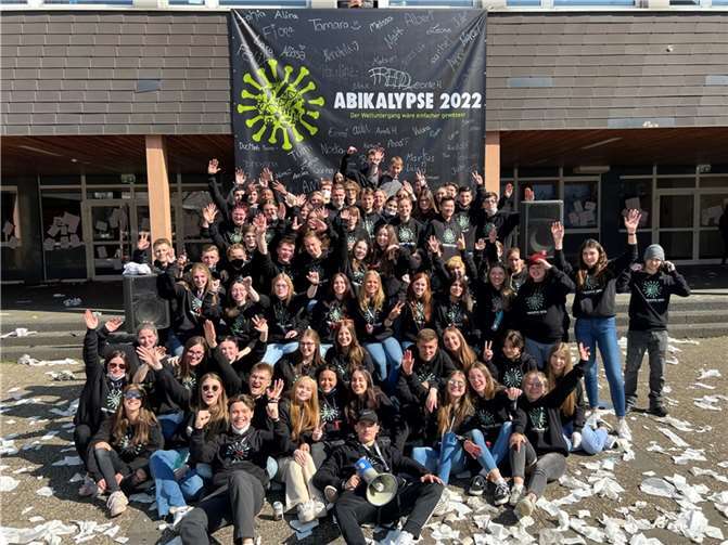 Stolz feiert der Abiturjahrgang 2022 des Rhein-Wied-Gymnasiums die erworbene Hochschulreife mit einem „Abisturm“ am Tag nach den mündlichen Abiturprüfungen. Es ist der erste seit Ausbruch der Corona-Pandemie, den letzten beiden Jahrgängen blieb ein solches Event verwehrt. Foto: RWG