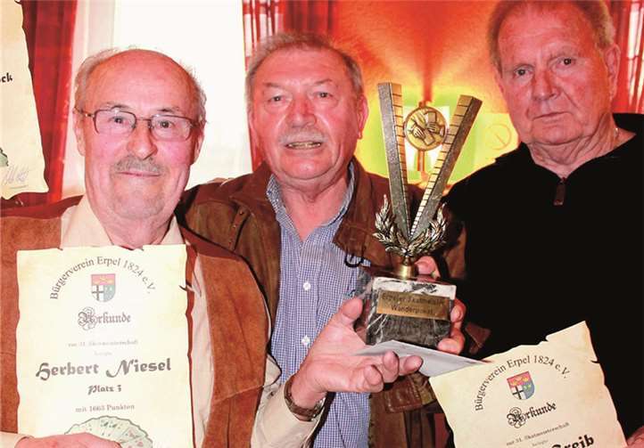 Stolz flankierten Herbert Niesel und Heinz Greib den Skatmeister Heinz Dieter Zoch.