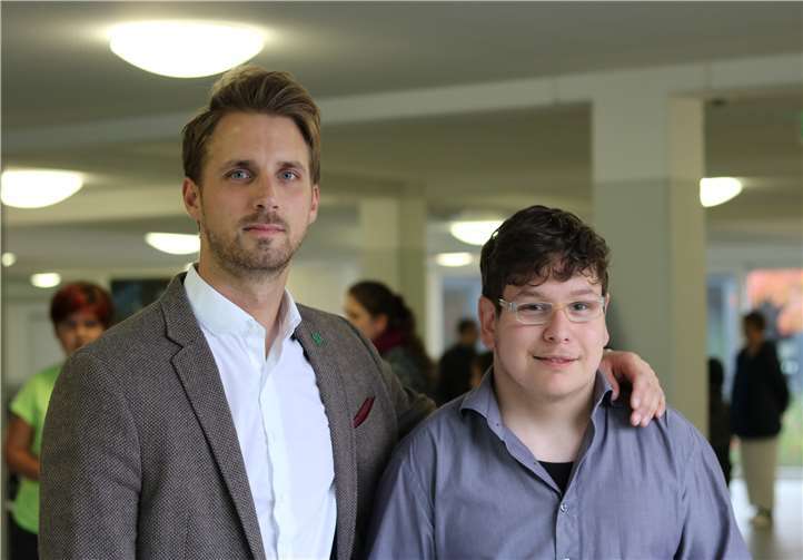 Stolz freuen sich Absolvent Ernesto Menten und sein Vorgesetzter Michael Wall.