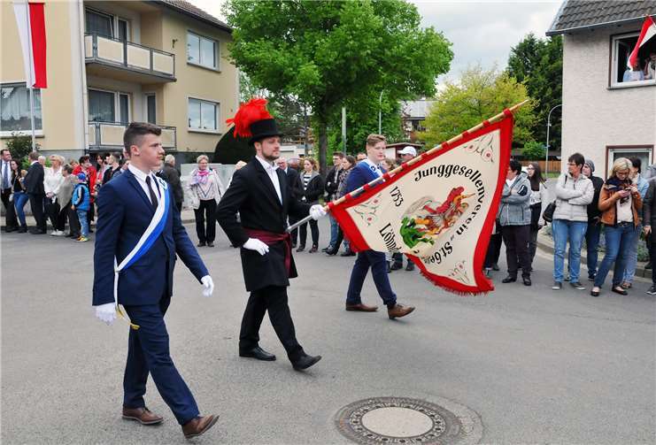 Stolz führten die Löhndorfer Junggesellen die Parade an.