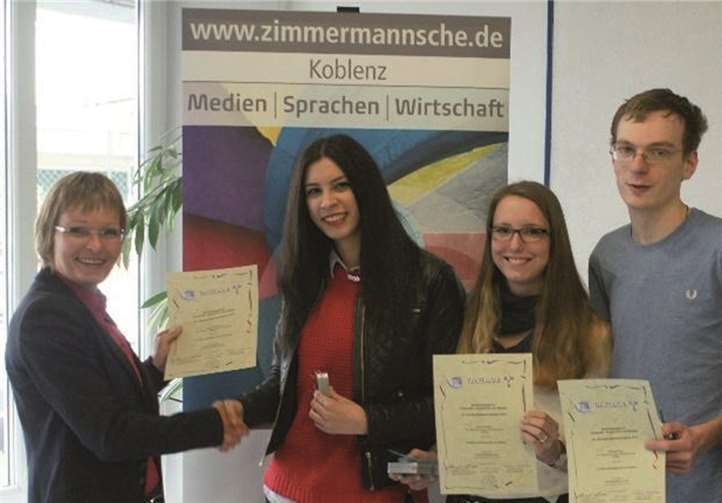 Stolz gratulierte die Schulleiterin, Frau Gahl-Haupt (l.), den Teilnehmerinnen und Teilnehmern der HBF Org 14 (Höhere Berufsfachschule für Officemanagement) am vergangenen Dienstag und überreichte ihnen in einer kleinen Feierstunde die Urkunden. Sie würdigte den vorbildlichen Einsatz und lobte ihren Erfolg. Den Siegerinnen und Siegern überreichte sie neben dem Zertifikat auch ein kleines Geschenk.privat