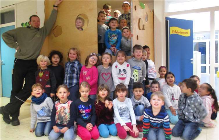 Stolz haben sich die Kinder vor ihrem neuen Spielhaus zum Gruppenfoto aufgestellt. Kath. Kita St. Medard