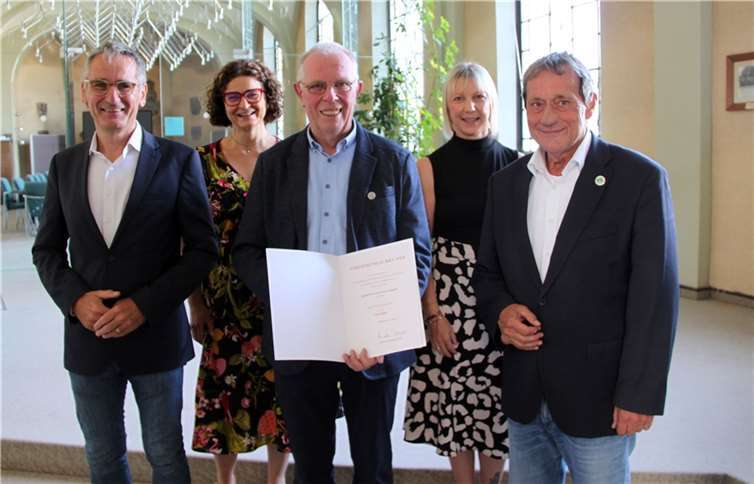 Stolz hält Hans-Peter Enders seine Urkunde in den Händen. V.li. Landtagspräsident Hendrik Hering, Verbandsgemeindebürgermeisterin Gabriele Greis, Hans-Peter Enders, Beigeordnete Stefanie Wisser und Landrat Achim Schwickert. Foto: Kreisverwaltung / Carolin Faller