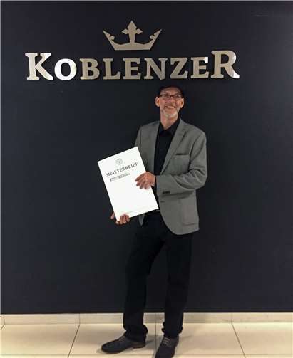 Stolz hält Jörn Vöcking als Lohn für seine Mühen endlich den Meisterbrief in den Händen. Armin Hasselbach