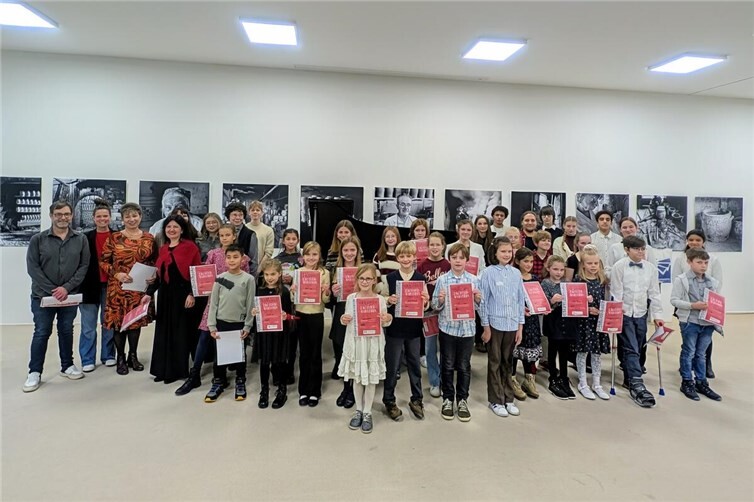 Stolz halten Teilnehmer des Klaviermarathons der Kreismusikschule ihre Urkunden in den Händen. Foto:Theresa Frink