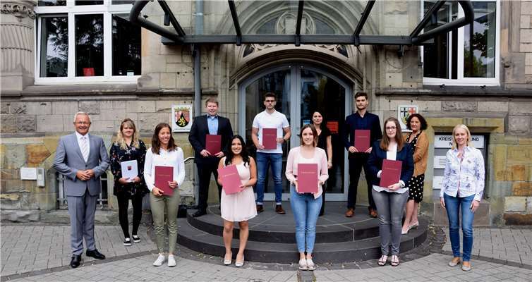 Stolz halten die Prüflinge der Laufbahnen 2. und 3. Einstiegsamt die Urkunden in der Hand.Vordere Reihe von links neben Landrat Achim Hallerbach: Elena Landfester, Laura Schumacher, Lilija Noll, Alina Franz, Sabrina Grau und Büroleiterin Diana Wonka.(hintere Reihe von links) Timo Holzapfel, Dennis Daun, Ausbildungsleiterin Nesrin Uslu, Michael Wolf und Personalratsvorsitzende Birgit Eisenhuth. Foto: Kreisverwaltung