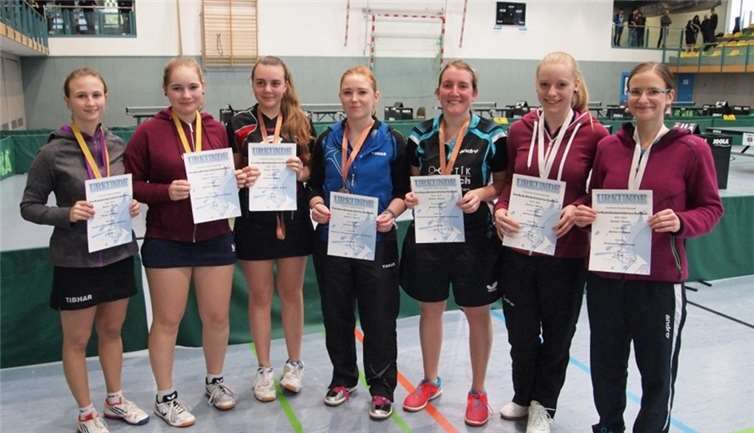 Stolz halten die Siegerinnen im Damen Doppel ihre Urkunden in den Händen.privat