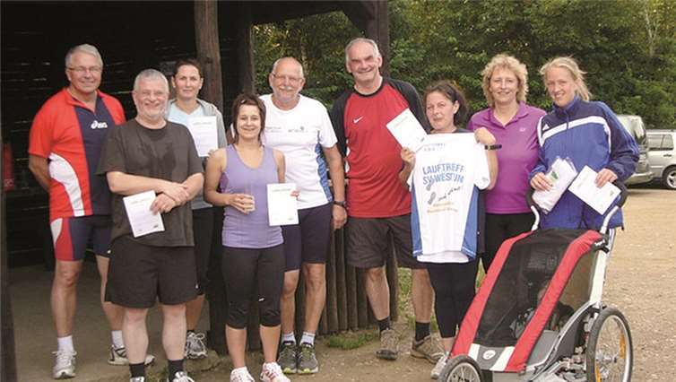 Stolz halten die Teilnehmer ihre Urkunden als Belohnung für ein hartes Training in den Händen.  Privat