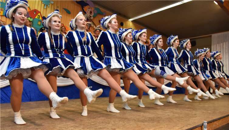 Stolz ist die KG Roßbach auf ihre Funkengarde die einen grandiosen Tanz auf die Bühnenbretter legte. Fotos: HEP