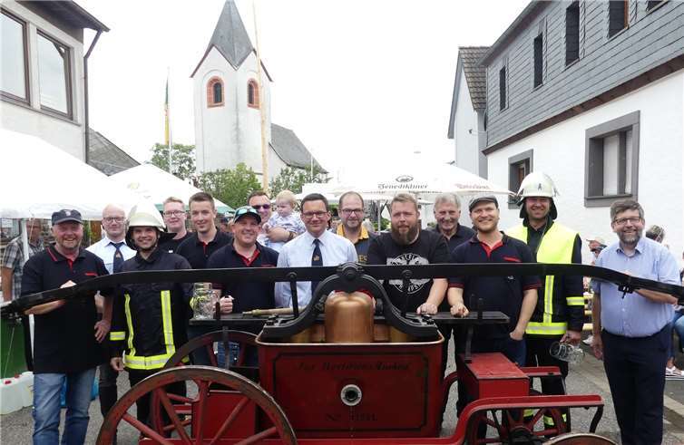 Stolz ist man bei der Dohrer Feuerwehr auf die funktionierende Mannschaft und die alte Feuerwehrspritze.Fotos: TE