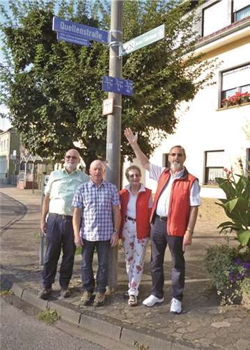 Stolz kann nun auf die angebrachten Unterschilder geblickt werden. privat