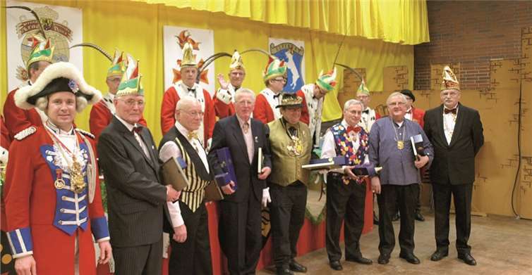 Stolz konnte Präsident Dieter Baunach zahlreiche verdiente Karnevalisten auszeichnen. Privat
